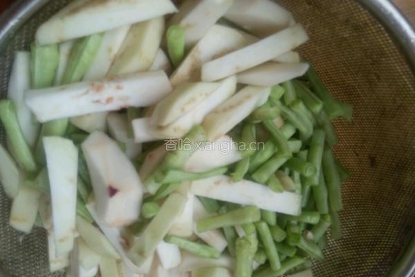 鸡肉炖豆角茄子的做法图解2