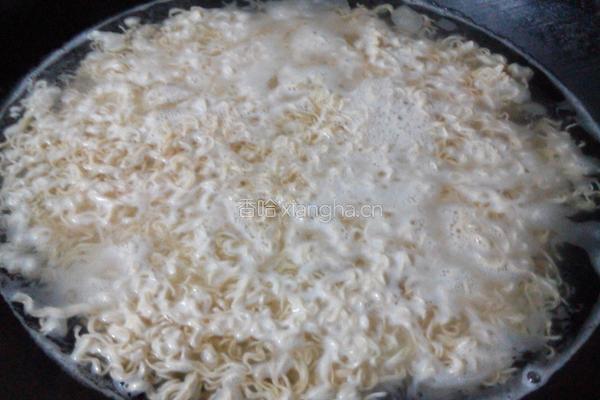 豆芽肉沫炒面的做法图解2