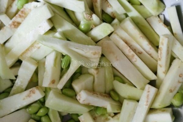 毛豆烧茄子的做法图解1