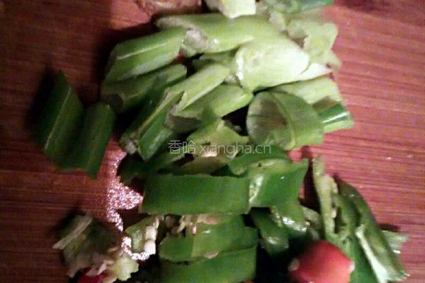 黄豆芽炒粉条的做法图解1