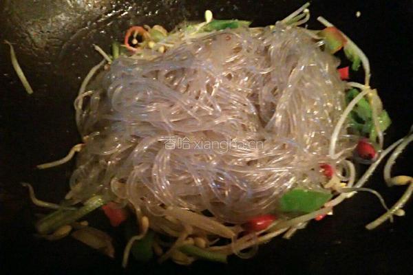 黄豆芽炒粉条的做法图解5