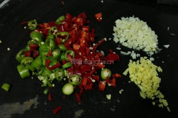 蒜头辣椒炒银鱼干的做法图解2