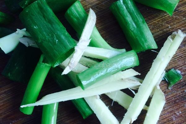 芹菜香菇的做法图解3