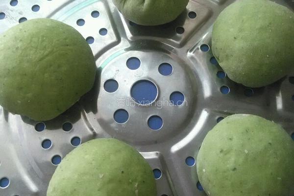 菠菜绿肉包的做法图解2