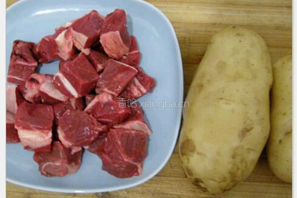 土豆顿牛肉的做法图解1