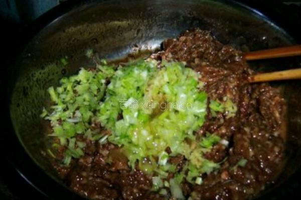 猪肉茄子馅大包子的做法图解2