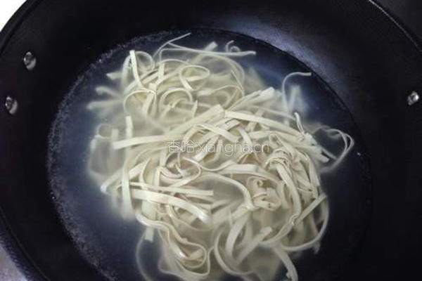 洋葱豆皮鲜奶汤的做法图解2