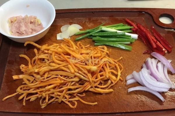 虫草花炒鸡肉丝的做法图解1