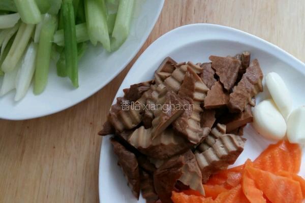 西芹凉拌干豆腐的做法图解1