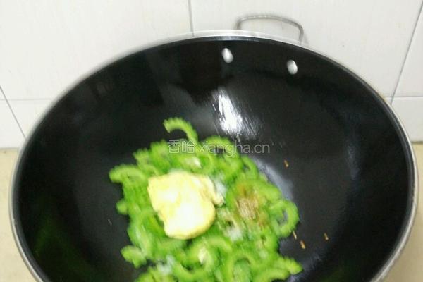 苦瓜炒蛋的做法图解3
