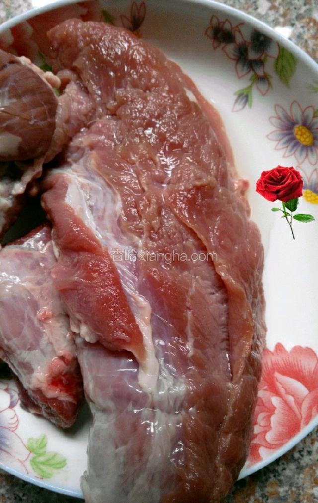 瘦肉洗净～切成小块～备用～