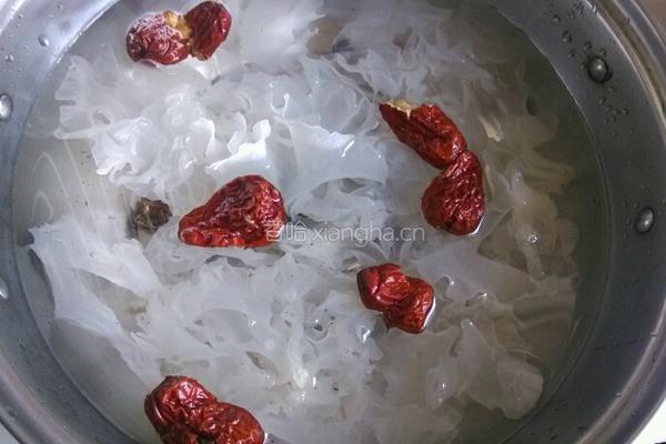 红枣银耳桂圆粥的做法图解2