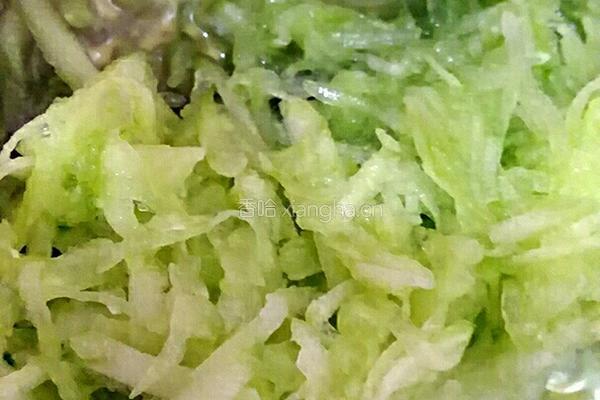 快手早餐～黄瓜饼的做法图解1