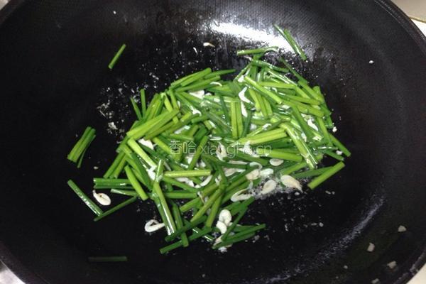 鸡丝虾米炒韭芯的做法图解5
