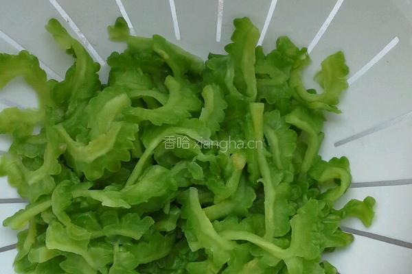 苦瓜炒泥鳅的做法图解1
