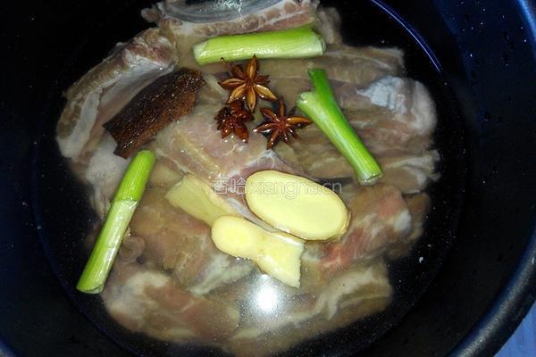 土豆炖排骨的做法图解1