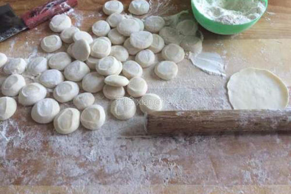 尖椒芹菜肉馅饺子的做法图解4
