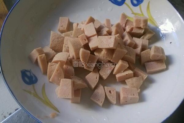 西红柿炒鸡蛋火腿肠的做法图解3