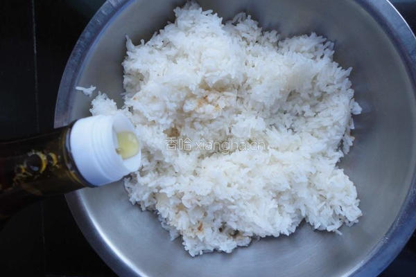 沙拉肉松寿司卷的做法图解2
