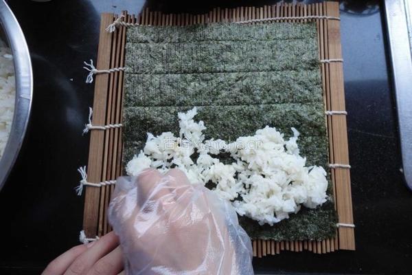 沙拉肉松寿司卷的做法图解6