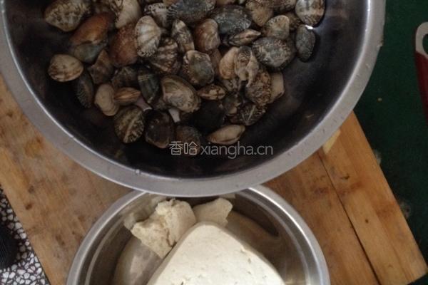 蛤蜊炖豆腐的做法图解1