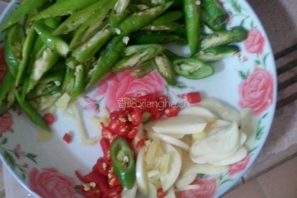 青椒炒鸡胗的做法图解1