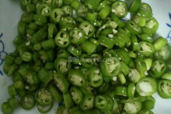 辣椒炒肉的做法图解1