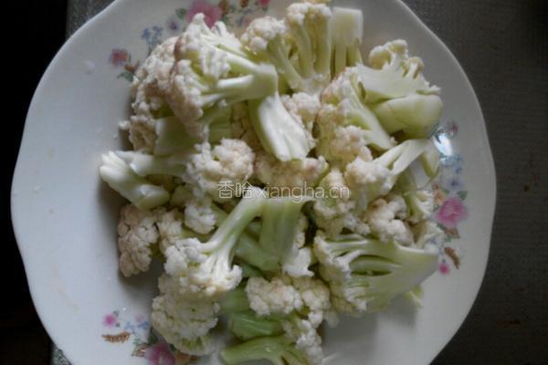川味辣肠干烧散花菜的做法图解1
