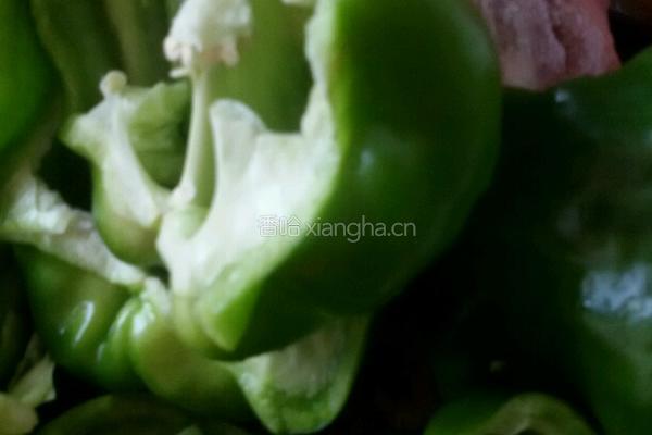 猪肉青椒馅的饺子的做法图解1