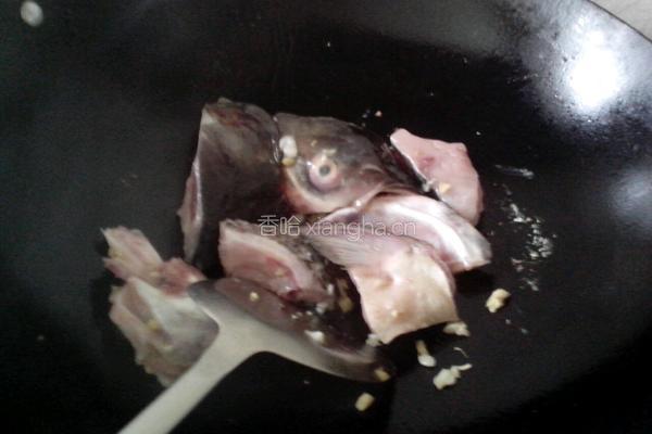 番茄白豆腐鱼头汤的做法图解2