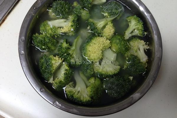 西兰花烧豆腐的做法图解1
