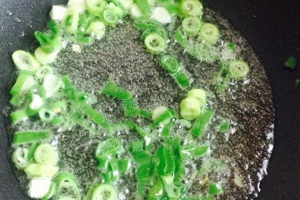 香肠豌豆炒饭的做法图解4