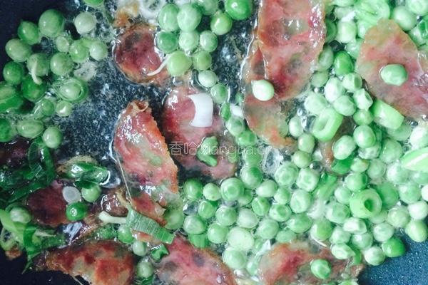 香肠豌豆炒饭的做法图解5