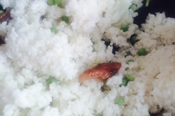 香肠豌豆炒饭的做法图解6
