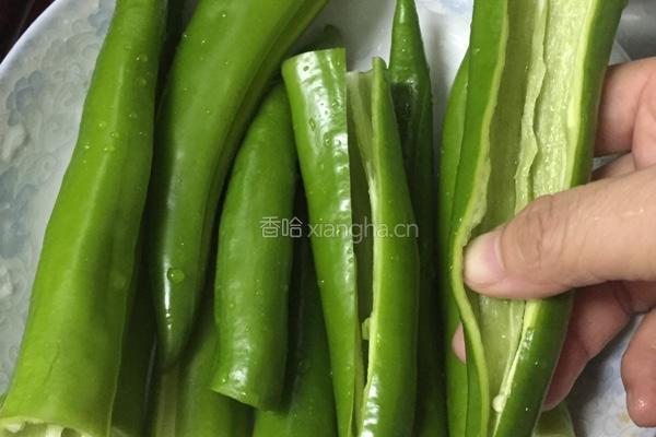 青椒酿鲮鱼肉的做法图解2
