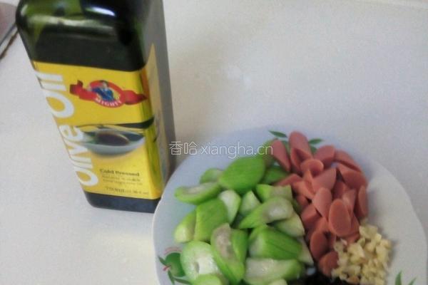 火腿榄菜炒丝瓜的做法图解1
