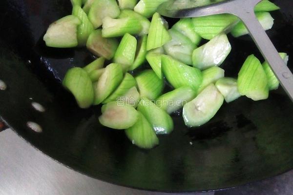 火腿榄菜炒丝瓜的做法图解2