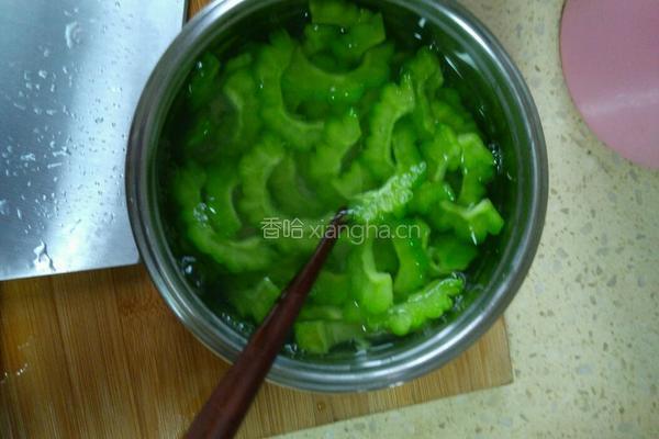苦瓜炒蛋的做法图解3