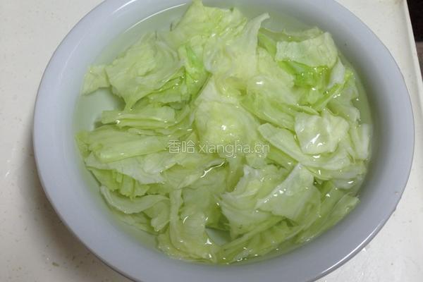 清炒虾米卷心菜的做法图解3