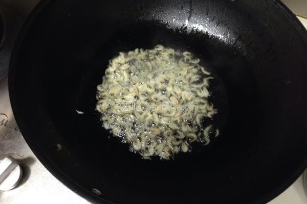 清炒虾米卷心菜的做法图解4