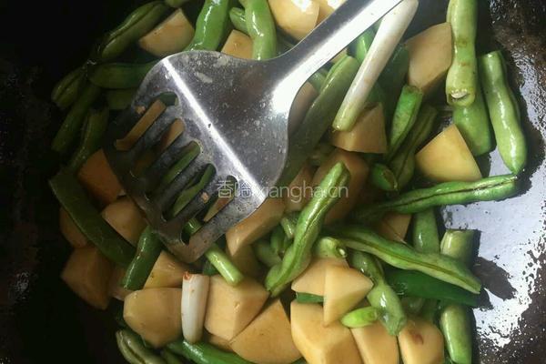 土豆炖豆角的做法图解4