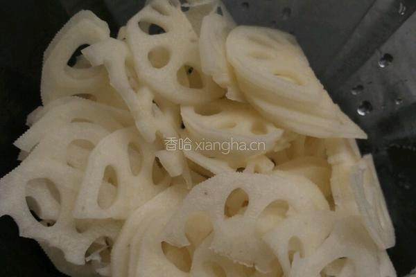 糖醋莲藕片的做法图解1