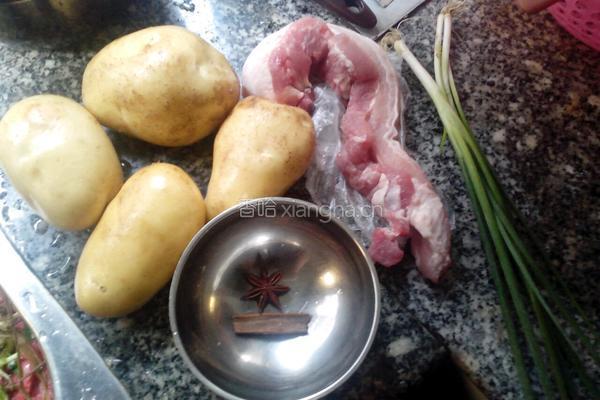 五花肉焖土豆的做法图解1