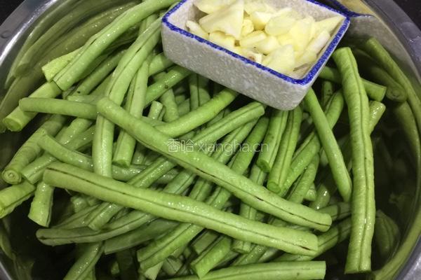 酱油膏炒长豆的做法图解1