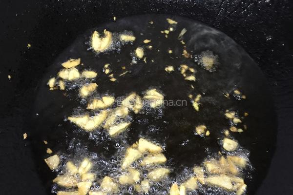 酱油膏炒长豆的做法图解2