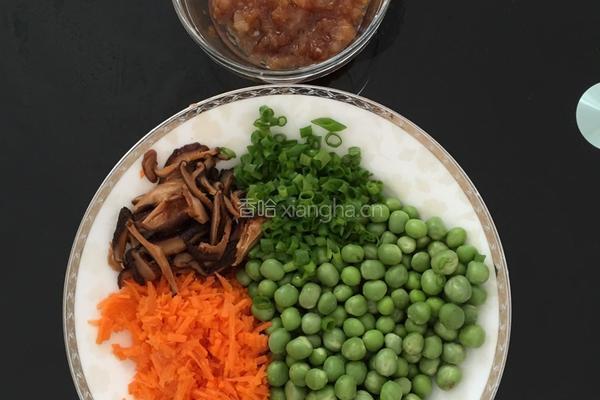豌豆香姑香饭的做法图解1
