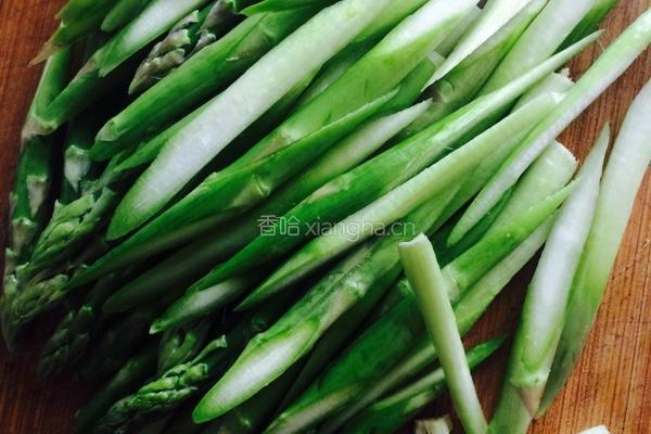 芦笋炒肉的做法图解2