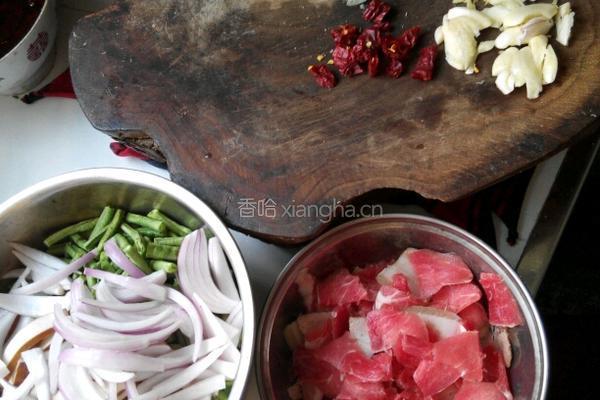 家常辣子洋葱炒肉片的做法图解1
