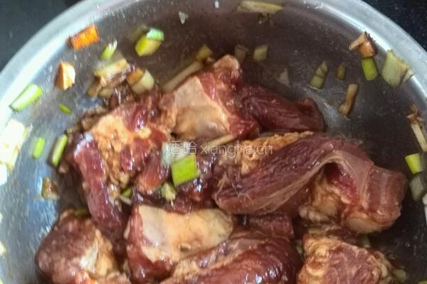 家常土豆香菇炖排骨的做法图解1