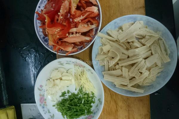 腐竹炒辣椒的做法图解2
